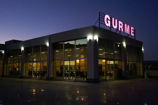 Gurme Restoran dış cephe, akşam